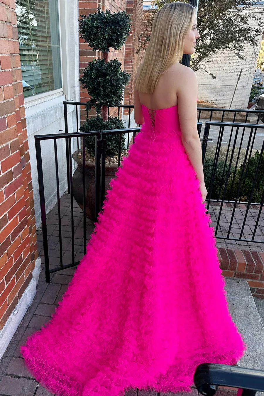 Vestido de fiesta sin tirantes de corte A con volante
